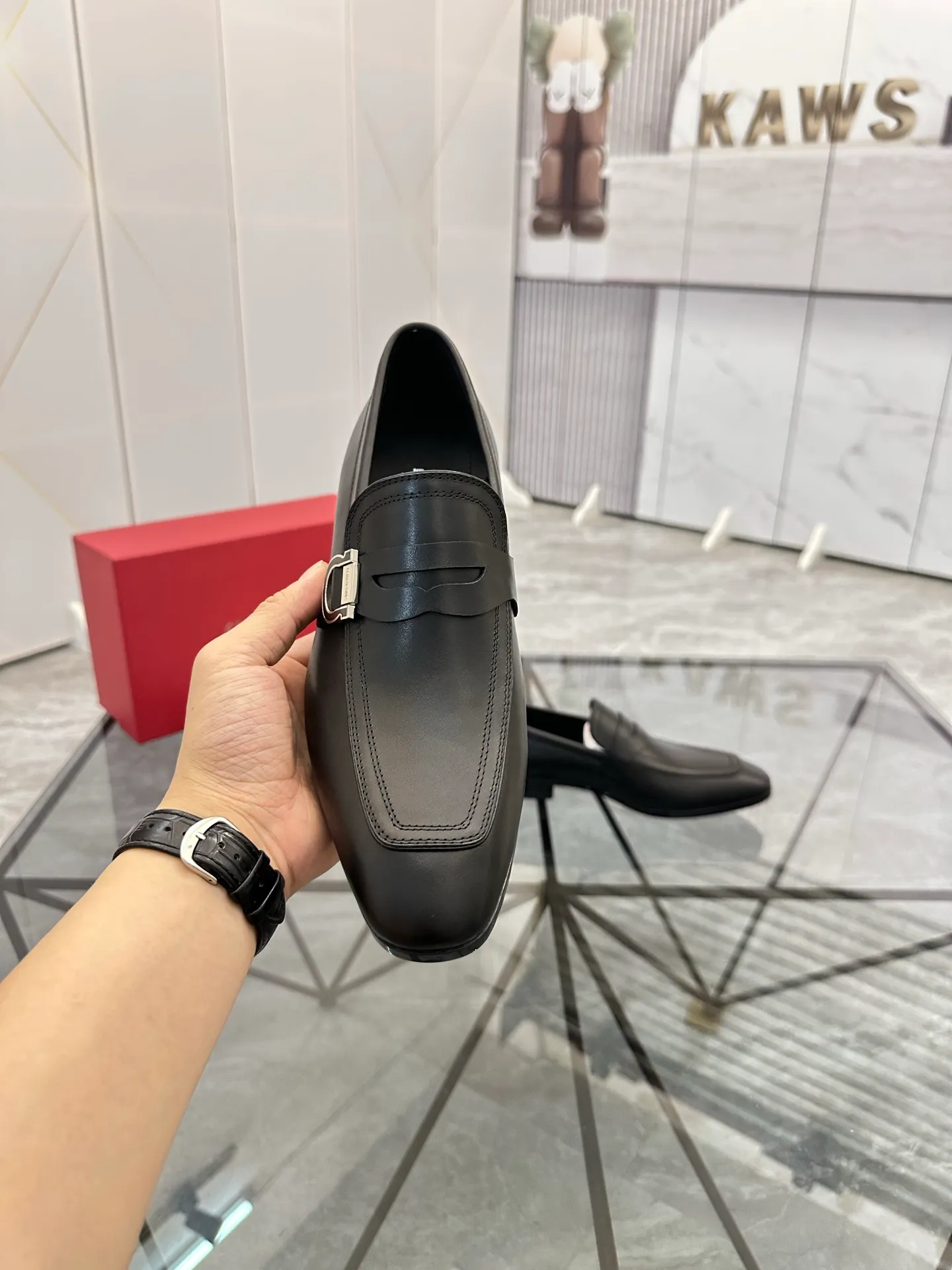 Men's shoes: 💰P640¥ High-end quality Product trademark: Ferragamo* "Ferragamo*" leather shoes Regular size: 38-44 (can be customized to 45.46.) Product materials: imported first-layer cowhide leather upper, cowhide lining, original outsole. Number: 688